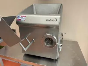 Machine mélangeuse de viande en acier inoxydable Dadaux, vue de face, posée sur un plan de travail.