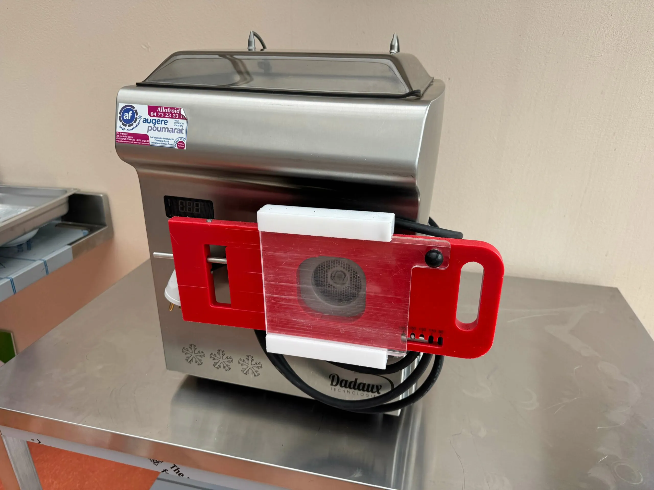 Machine mélangeuse de viande en acier inoxydable Dadaux, vue de face, posée sur un plan de travail