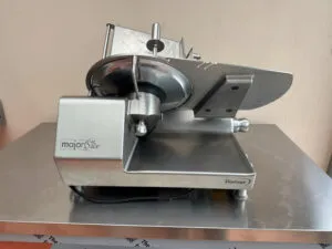 Trancheuse professionnelle Dadaux Major Slice en acier inoxydable, vue oblique, posée sur un plan de travail.